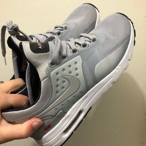 Silver Nike air max zeros, in the size 8